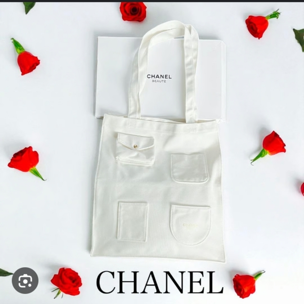 Logo CHANEL Tote with Pocket Detailing 🤍 & Chanel Box